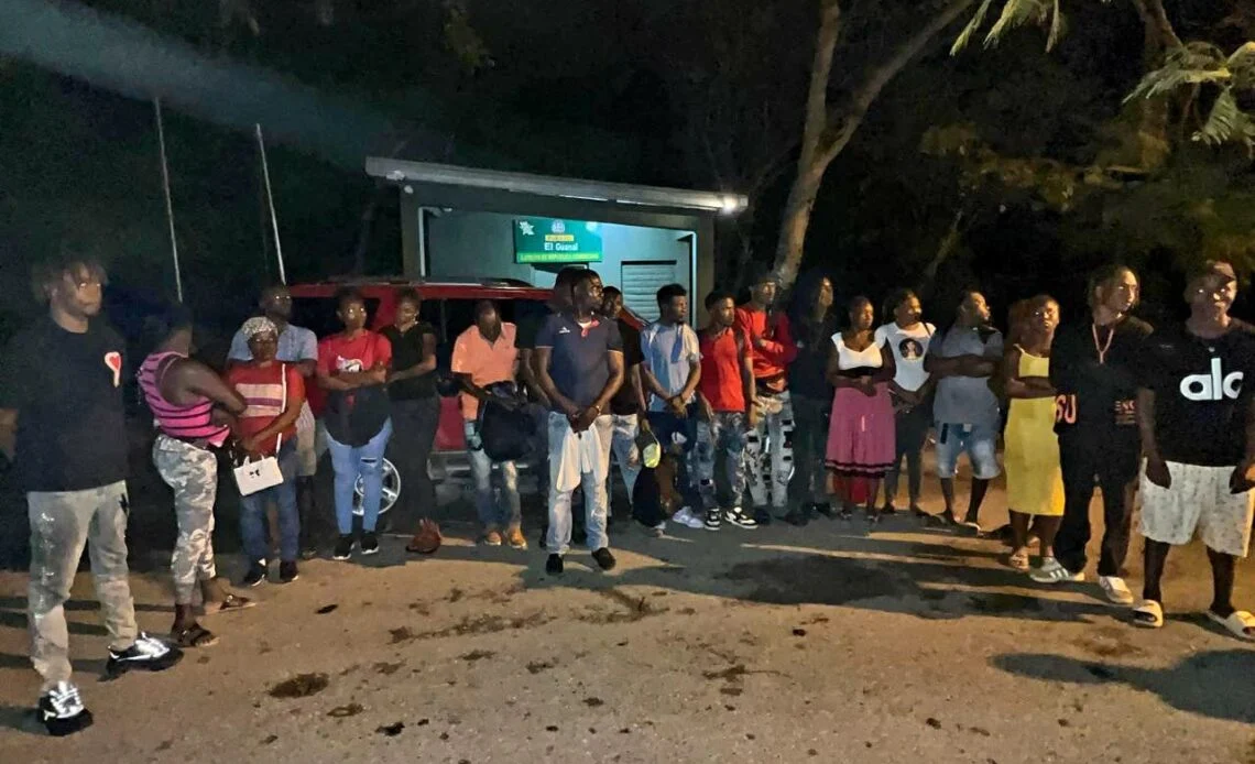 Ejército detiene vehículo con 23 indocumentados en Santiago