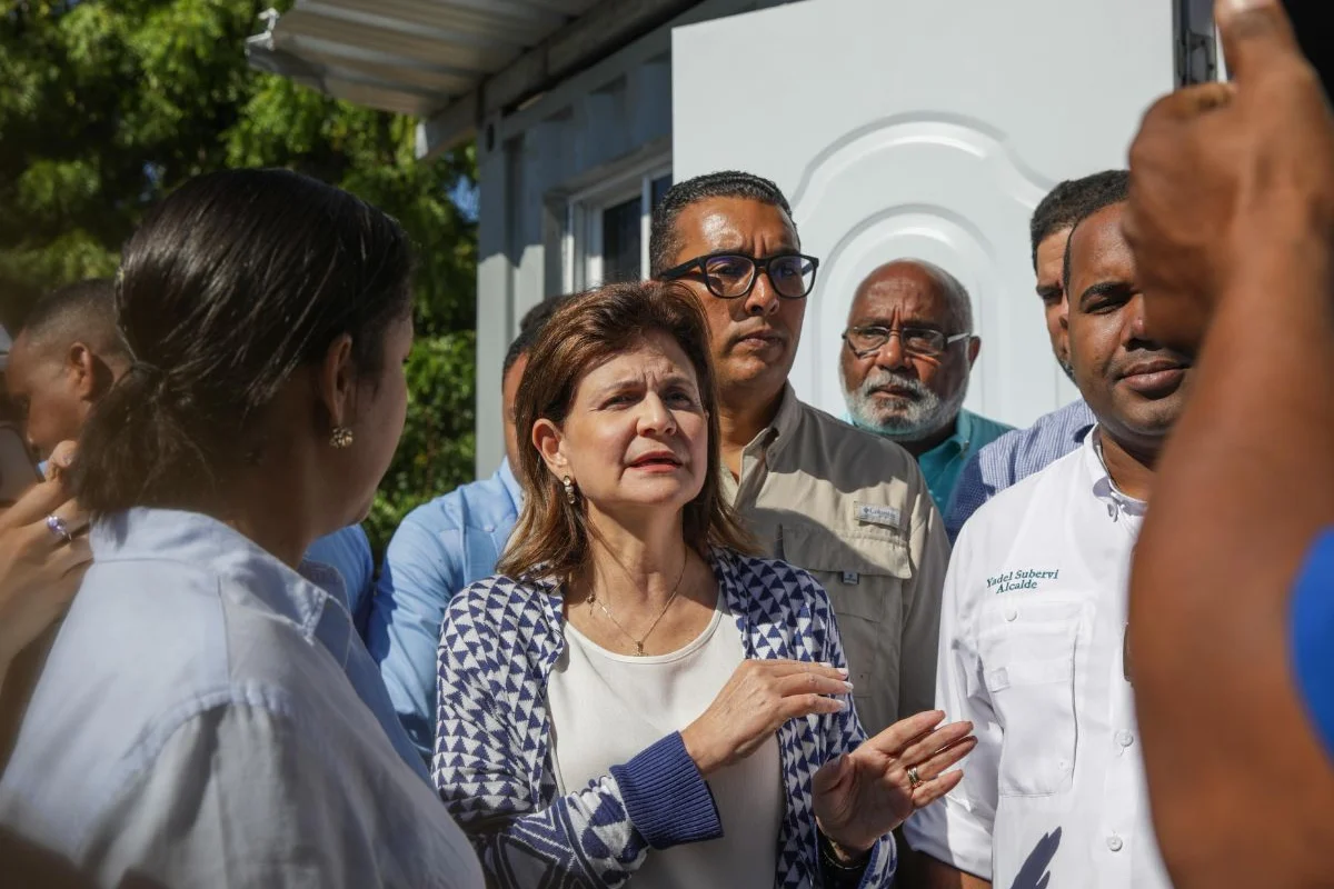 Raquel Peña visita comunidades de Bahoruco afectadas por lluvias y escucha necesidades de la población