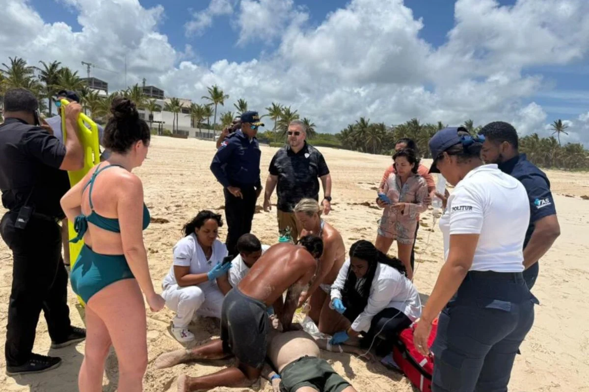 Turista colombiano fallece tras ser arrastrado por las olas en playa de Bávaro