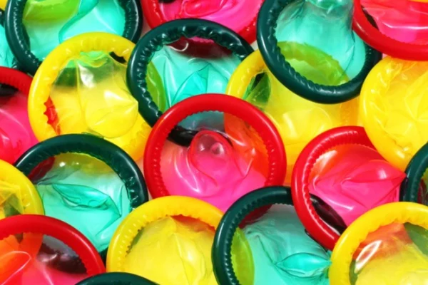 Cuando la guerra también impacta lo más básico: Condones subirán hasta 30% en EE.UU.