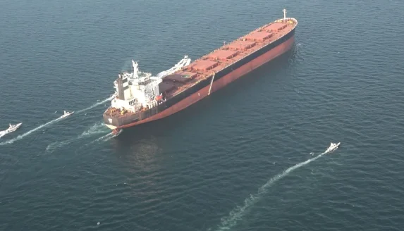 Irán abre “completamente” el estrecho de Ormuz