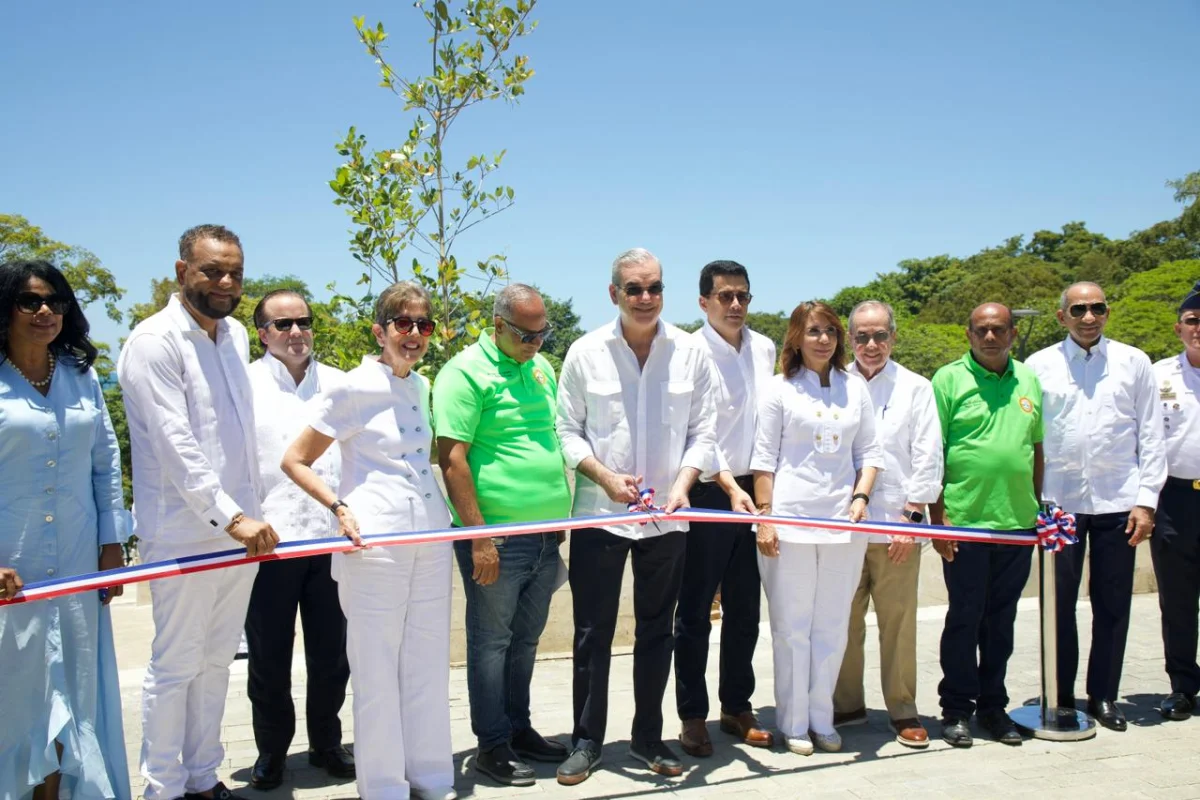 Abinader inaugura renovación de playa Sosúa y plaza de vendedores
