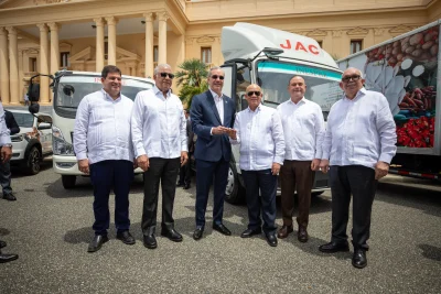 Abinader entrega 25 de 60 vehículos al INESPRE, a través del MAPRE, para fortalecer su capacidad operativa