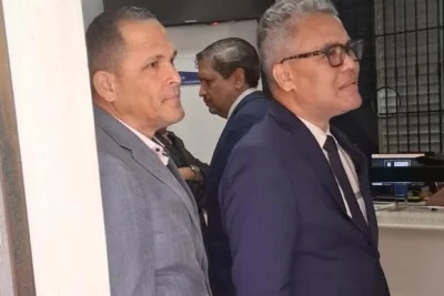 Carlos Peña se presenta a la Fiscalía de Montecristi para responder por acusación de difamación e injuria interpuesta por Energia 2000