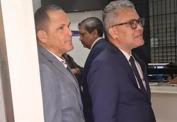 Carlos Peña se presenta a la Fiscalía de Montecristi para responder por acusación de difamación e injuria interpuesta por Energia 2000