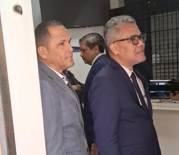 Carlos Peña se presenta a la Fiscalía de Montecristi para responder por acusación de difamación e injuria interpuesta por Energia 2000