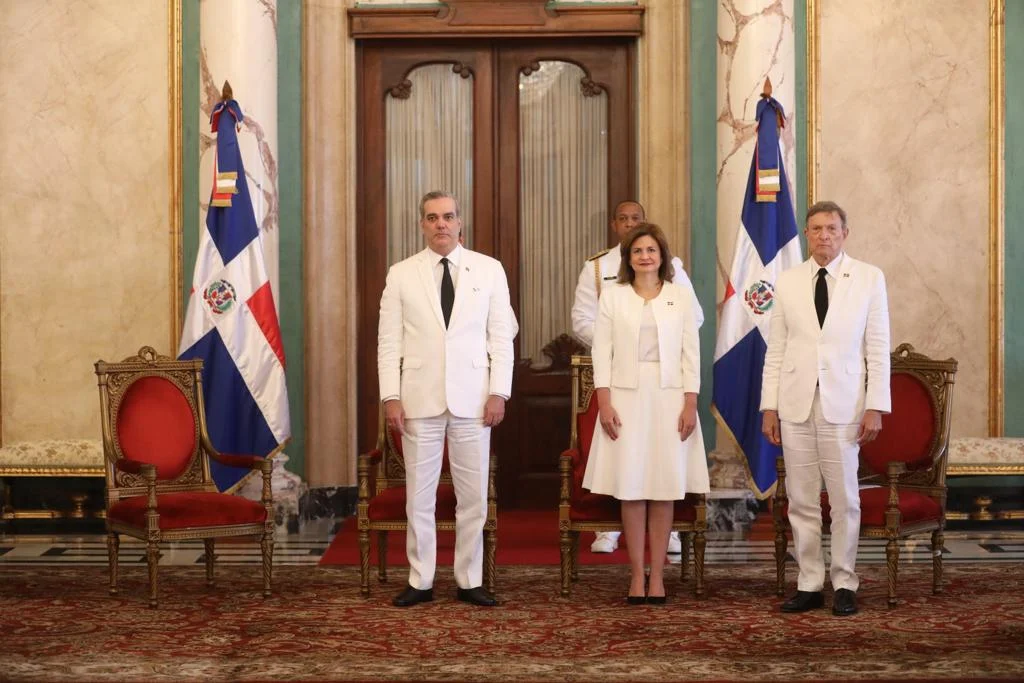 Abinader recibe cartas credenciales de seis nuevos embajadores