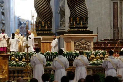 León XIV ordena a ocho nuevos sacerdotes y pide una Iglesia de «puertas abiertas»
