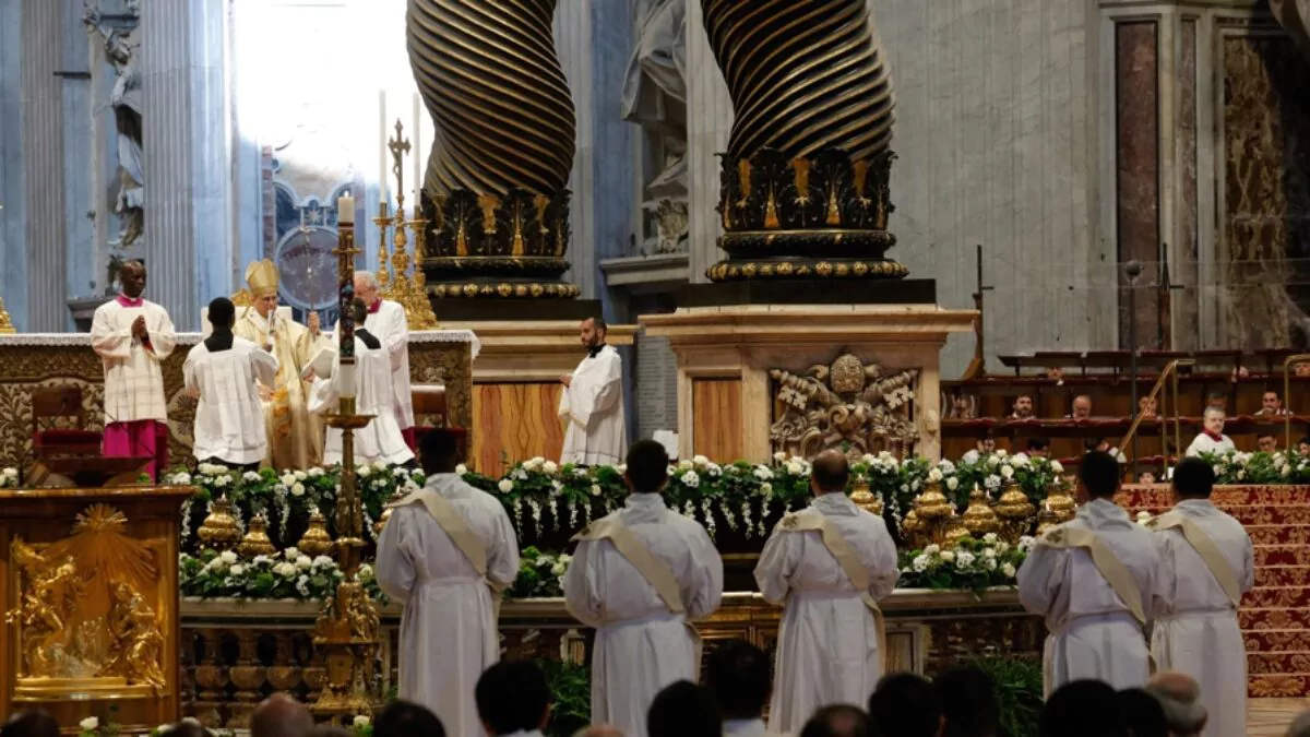 León XIV ordena a ocho nuevos sacerdotes y pide una Iglesia de «puertas abiertas»