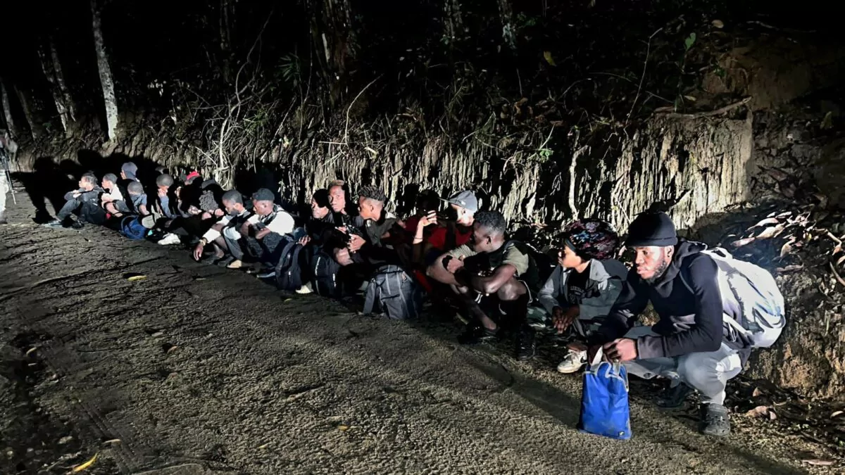 Ejército detiene a 19 haitianos indocumentados durante operativo en Loma de Cabrera
