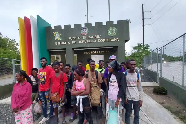 Ejército detiene minibús con 21 indocumentados en San Juan de la Maguana