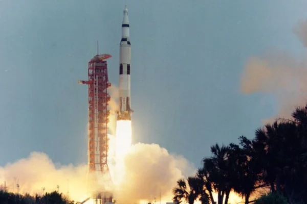 Las horas clave del histórico regreso humano de hoy a la Luna y del récord frente Apolo 13