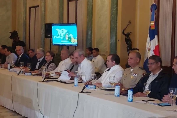 Abinader encabeza reunión con el COE por vaguada y lluvias