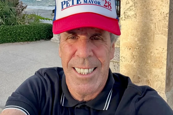 Hombre de Florida parecido a Jeffrey Epstein busca ser alcalde de Palm Beach