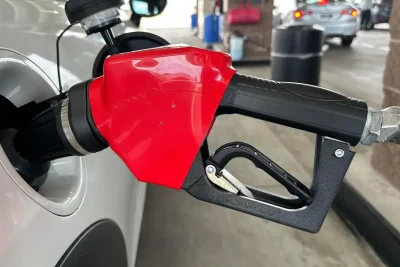 El Gobierno dispuso aumentos de entre 2 a 4 pesos en las gasolinas y el diésel