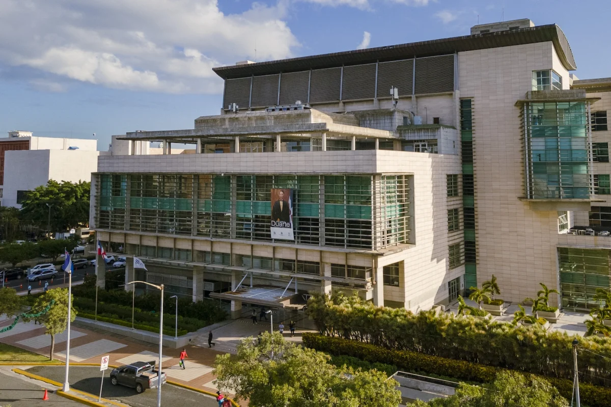 Ministerio Público acusa de soborno a un inspector migratorio del aeropuerto las Américas