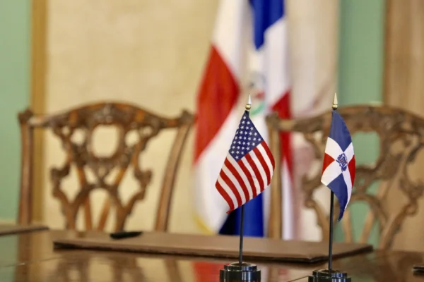 Sectores políticos y sociales advierten peligro de convertir a RD en centro de retención migratoria