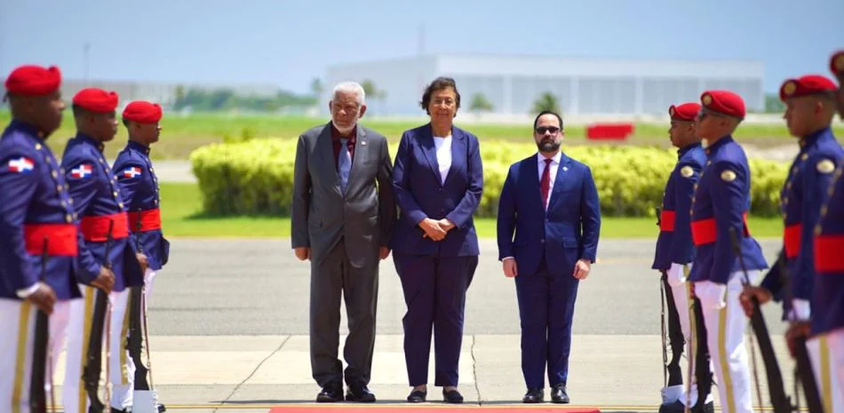 Presidenta de Surinam arriba a República Dominicana en visita oficial