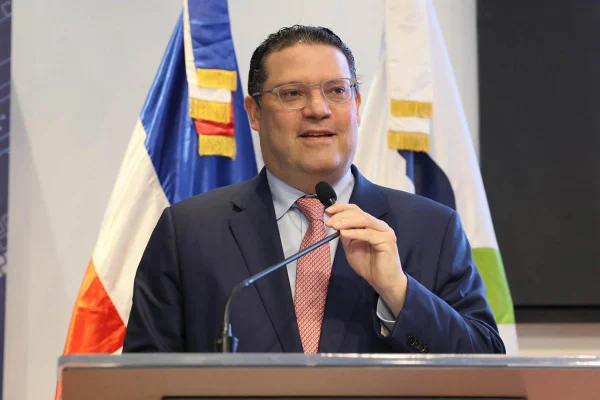 Sanz Lovatón afirma que Leonel y Danilo «no hicieron propuestas puntuales» en dialogo para enfrentar crisis