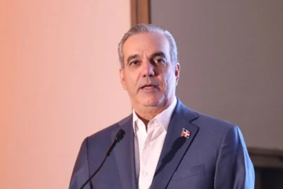 Abinader retiró condecoración a exsupervisor de la DEA acusado de fraude de visas en EE.UU.