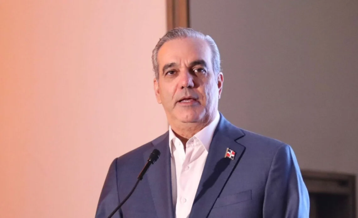 Abinader retiró condecoración a exsupervisor de la DEA acusado de fraude de visas en EE.UU.