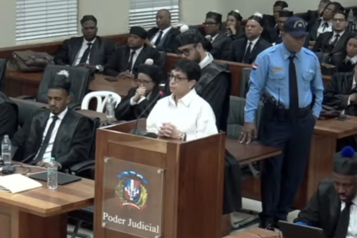 Mientras Maribel Espaillat testifica, el pueblo a las afueras pide justicia