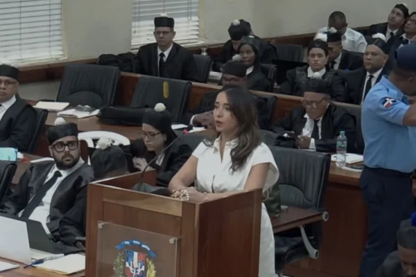 La venezolana Jeniré Mena ofreció un testimonio cargado de dolor y tensión, en el que recordó que decidió venir a República Dominicana tras leer que “RD lo tiene todo”, buscando estabilidad y un mejor futuro.