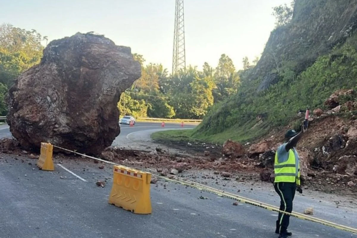 Roca desprendida afecta tránsito en la Autopista del Nordeste; autoridades regulan el paso
