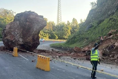 Roca desprendida afecta tránsito en la Autopista del Nordeste; autoridades regulan el paso