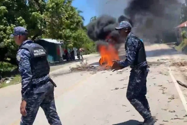 Policía dispersa con gases lacrimógenos protesta contra proyecto minero en San Juan