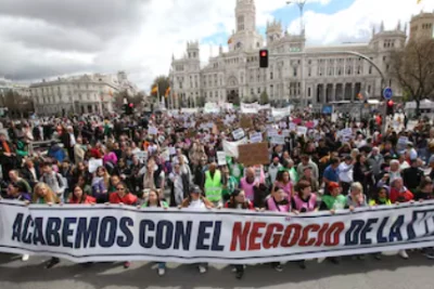 Miles de personas protestan en la capital de España por el aumento de los costos de vivienda