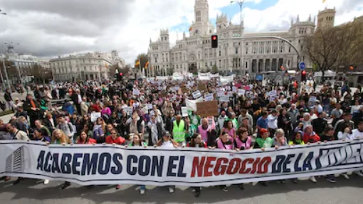 Miles de personas protestan en la capital de España por el aumento de los costos de vivienda
