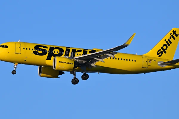 Trabajadores demandan a aerolínea Spirit por impago y no avisarles a tiempo del cierre