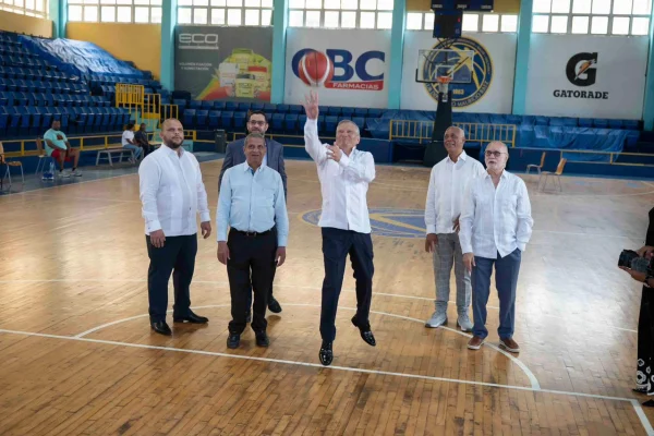 Aguilera destaca impacto social y comunitario del Club Mauricio Báez durante visita institucional