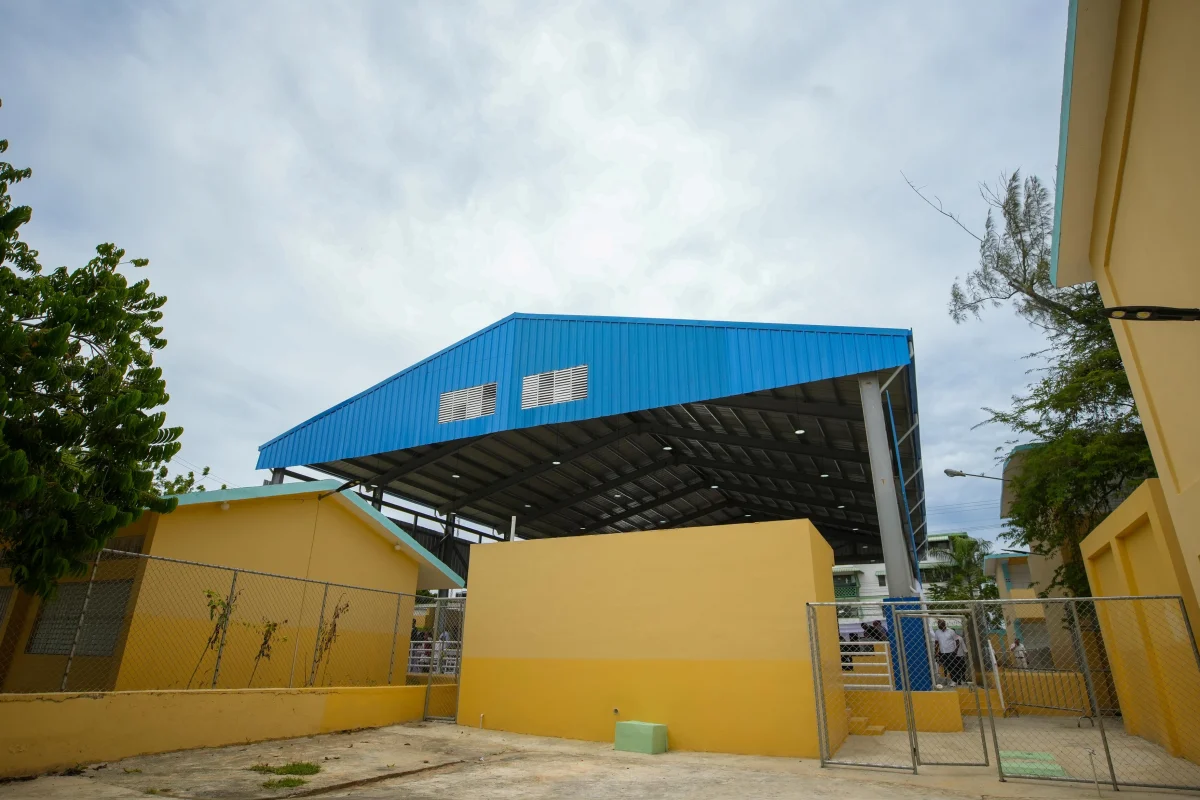 Gobierno inaugura techado deportivo escolar multiusos del centro educativo Elvira de Mendoza, de Boca Chica