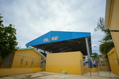 Gobierno inaugura techado deportivo escolar multiusos del centro educativo Elvira de Mendoza, de Boca Chica