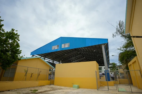 Gobierno inaugura techado deportivo escolar multiusos del centro educativo Elvira de Mendoza, de Boca Chica
