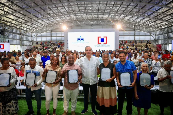 Abinader entrega 1,500 títulos de propiedad en Nuevo Domingo Savio y eleva a 3,500 los certificados otorgados en beneficio de unas 18,000 personas