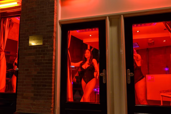 Países Bajos planea prohibir proxenetismo y subir a 21 años la edad para prostituirse
