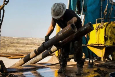 Petróleo texano sube un 2% tras ataques entre EE.UU. e Irán