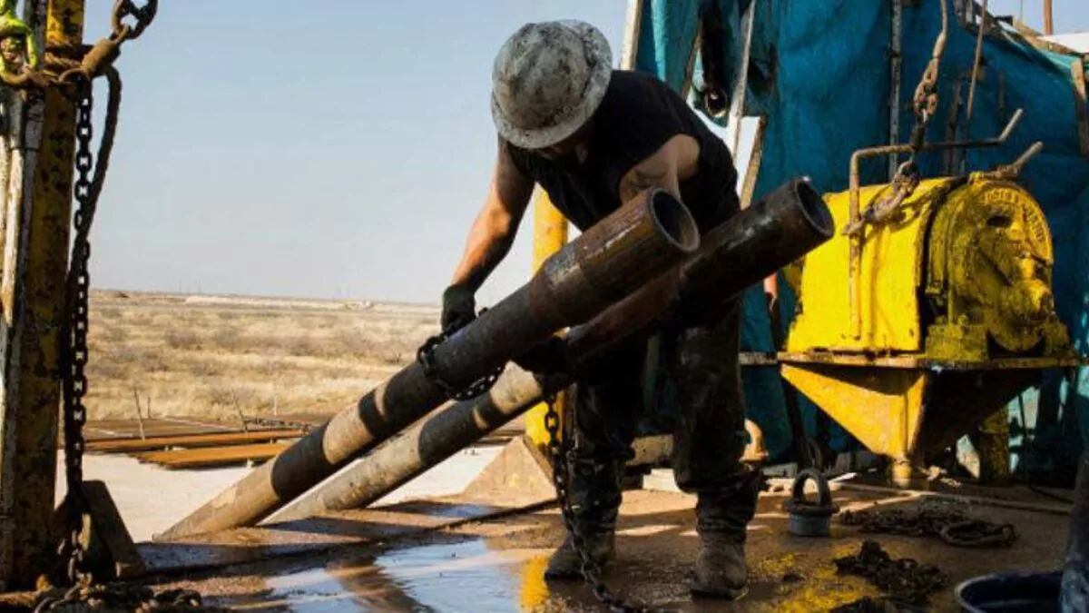 Petróleo texano sube un 2% tras ataques entre EE.UU. e Irán