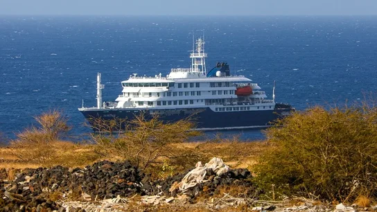 El crucero con afectados por un brote de hantaviru atraca en el puerto de Granadilla por el mal tiempo