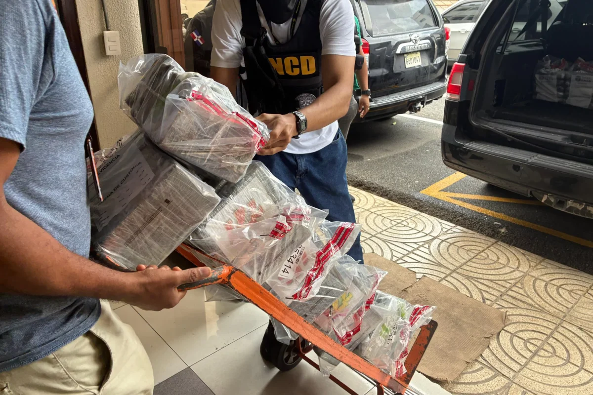 DNCD captura 120 paquetes de cocaína camuflada en equipos médicos en Puerto Caucedo