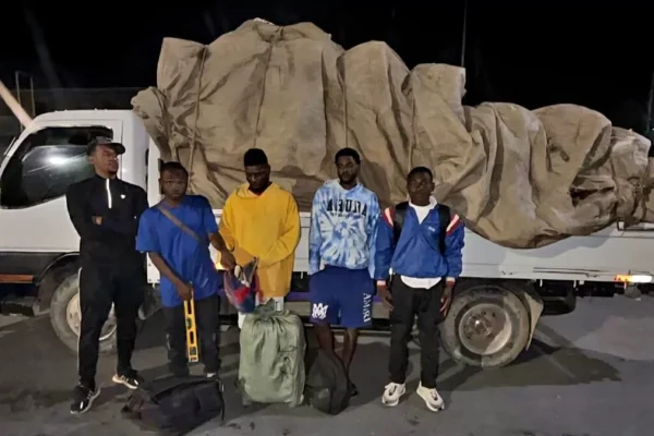 Ejército intercepta camión que transportaba haitianos indocumentados ocultos entre vegetales en Constanza