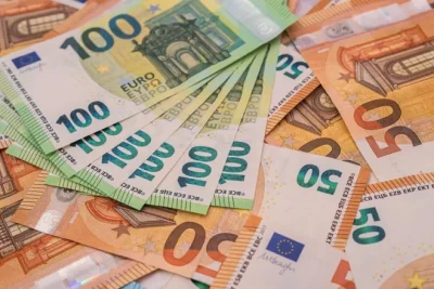 El euro cae por debajo de 1.17 dólares tras encarecimiento en EE.UU.