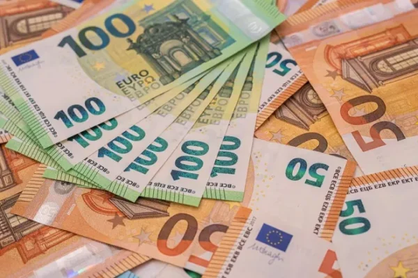 El euro cae por debajo de 1.17 dólares tras encarecimiento en EE.UU.