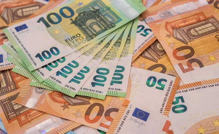 El euro cae por debajo de 1.17 dólares tras encarecimiento en EE.UU.