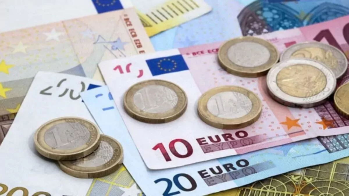 El euro cae ante la incertidumbre y los elevados precios del petróleo