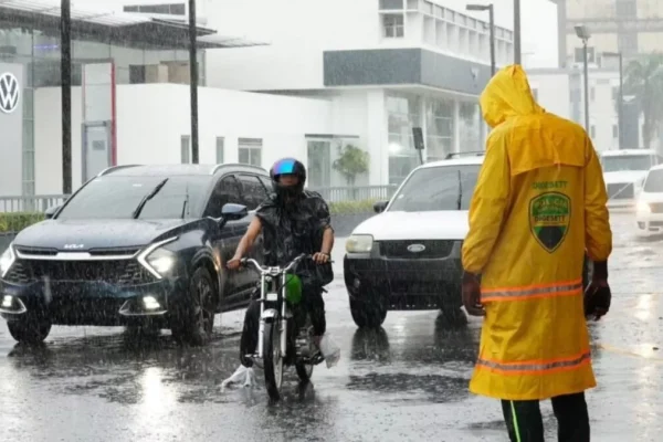 Fuertes aguaceros esta tarde por incidencia de vaguada; mantienen alertas meteorológicas