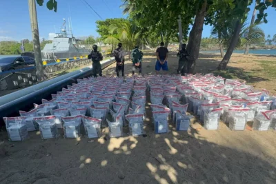 Interceptan otra narcolancha con 978 paquetes de presunta cocaína; capturan a tres venezolanos
